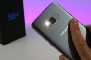 turn on flashlight on android smartphones
