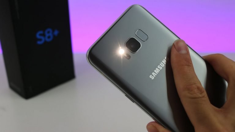 turn on flashlight on android smartphones