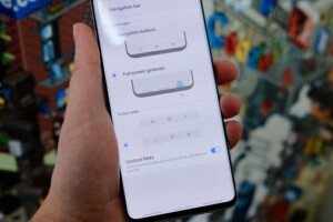 Enable auto-hide navigation bar on Galaxy S10