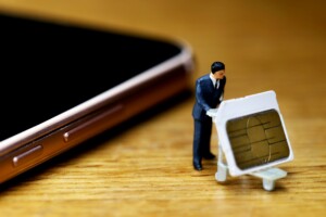 スマホから取り出したsdカードとビジネスマン