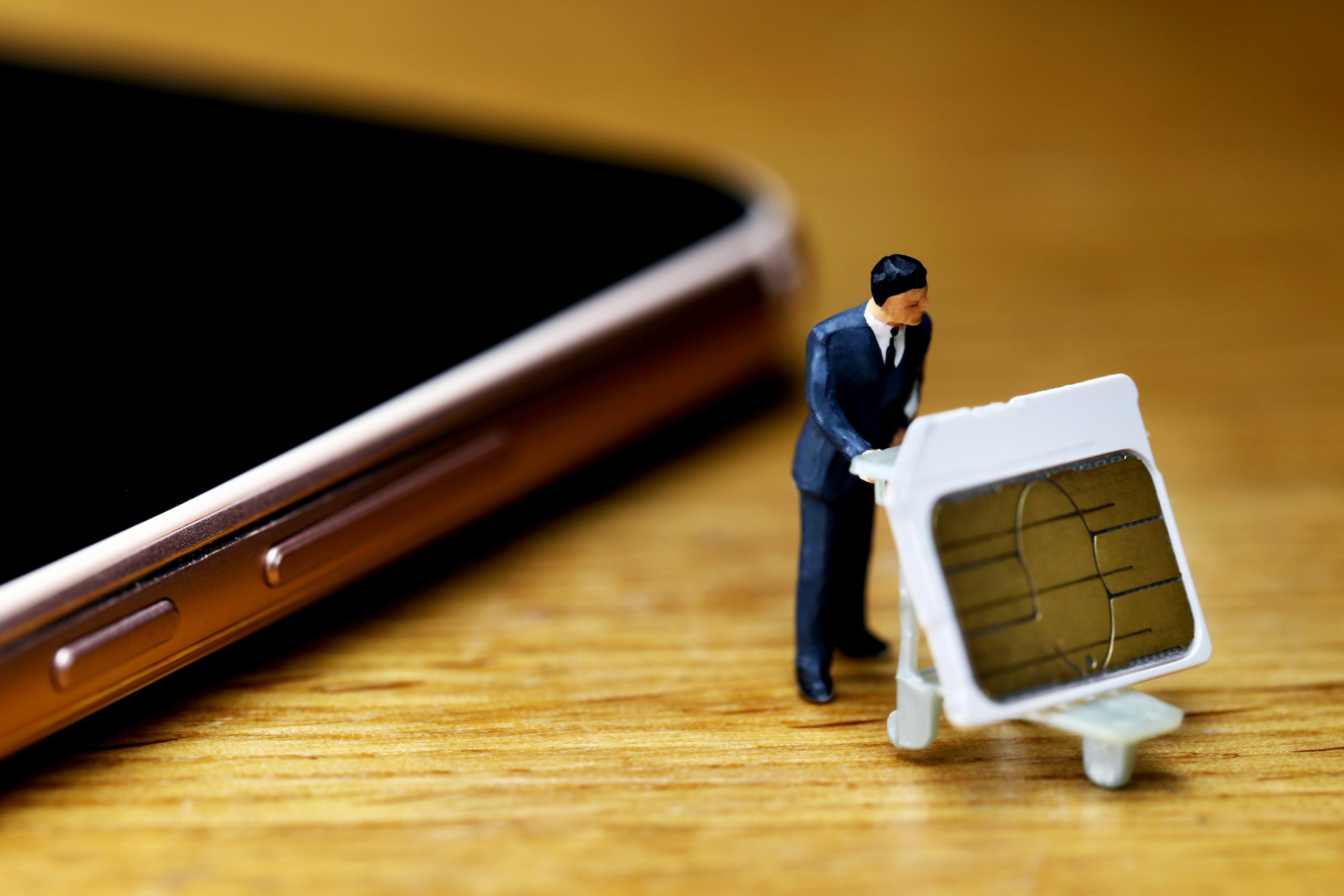 スマホから取り出したSDカードとビジネスマン
